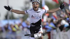 Vedoucí muž Světového poháru bikerů Nino Schurter slaví vítězství v Novém Městě