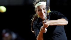 Viktoria Azarenková  of Belarus  returns the ball to Shahar Peer of Israel  during their match at the Rome Masters tennis tournament May 16, 2012