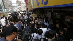 Tokijskou kavárnu, ve které policie dopadla Kacuju Takahašiho, obléhají desítky novinářů
