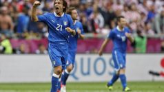 Italští fotbalisté v čele se záložníkem a jediným střelcem proti Chorvatsku Andreou Pirlem.jpg