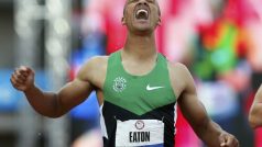 Američan Ashton Eaton slaví překonání světového rekordu v desetiboji