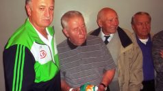 Luis Felipe Scolari (vlevo) věnoval Josefu Masopustovi dres Palmeiras. Vpravo dvojice Tichý, Jelínek