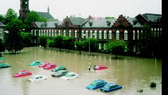 Zaplavena byla celá náměstí i s auty