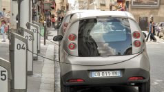 elektromobily v dobíjecí stanici čekají na zájemce o zapůjčení