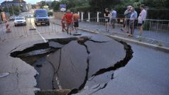 V Prosecké ulici v Praze se po havárii kanalizačního řadu propadla vozovka