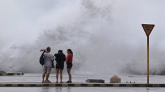 Tropická bouře Isaac potrápila i Kubu - foto z nábřeží Havany