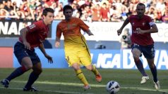 Osasuna&#039;s Marc Bertran (L) and Francisco Punal Martinez (R) challenge Barcelona&#039;s Lionel Messi  during their Spanish first division soccer match at Reyno de Navarra stadium in Pamplona August 26, 2012