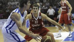 Jiří Welsch (vpravo) při kvalifikační utkání basketbalistů o postup na mistrovství Evropy