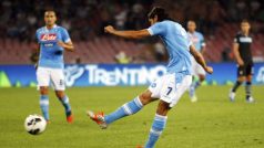 Napoli&#039;s Edinson Cavani scores against SS Lazio during their Italian Serie A soccer match at the San Paolo stadium in Naples September 26, 2012