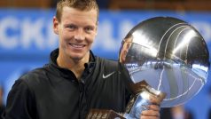 Tomáš Berdych s vítěznou trofejí z turnaje ve Stockholmu