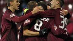 AC Sparta  Praha - FC Slovan Liberec 2:1. Hráči Sparty se radují z gólu Jiřího Jarošíka (vpravo), ten druhý přidal Švejdík (vlevo)