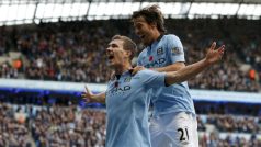 Edin Džeko slaví svou rozdílovou branku Man City proti Tottenhamu s Davidem Silvou