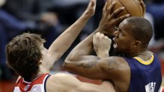 David West (vpravo) a Jan Veselý v utkání NBA Indiany a Washingtonu