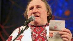 Depardieu v národním kroji s ruským pasem v mordvinském Saransku