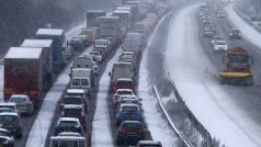 Sníh komplikuje dopravu ve Velké Británii. Na snímku kolona aut nedaleko Warwicku ve střední Anglii.