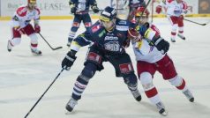 Utkání 42. kola hokejové extraligy Bílí Tygři Liberec - HC Mountfield České Budějovice 20. ledna v Liberci. Lukáš Vantuch (vlevo) z Liberce a Ladislav Kohn z Českých Budějovic.