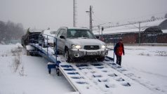 Vozidla se na autovlak nakládají na terminálu u Italské ulice