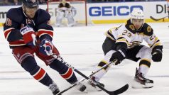 Marián Gáborík z New Yorku Rangers (vlevo) v souboji s Chrisem Kellym z Bostonu v NHL