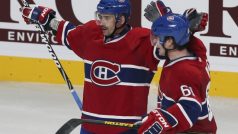 Tomáš Plekanec (vlevo) slaví v NHL vítěznou branku do sítě Winnipegu