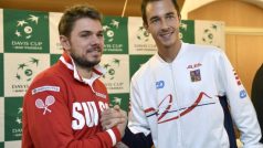 Stanislas Wawrinka (vlevo) a Lukáš Rosol se utkají v úvodní dvouhře zápasu Švýcarsko - Česko v Davis Cupu