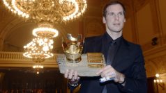 Brankář Petr Čech s cenou pro vítěze ankety Fotbalista roku 2012