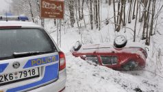 Policie řeší na zasněžených silnicích desítky nehod