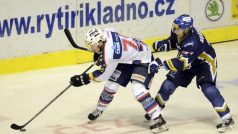 Úvodní utkání předkola play off hokejové extraligy Rytíři Kladno - HC ČSOB Pojišťovna Pardubice hrané 1. března v Kladně. Tomáš Zohorna z Pardubic (vlevo) a Miloslav Hořava z Kladna.