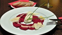 Předkrm: carpaccio z červené řepy