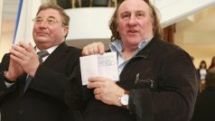 Depardieu ukazuje svůj ruský pas.