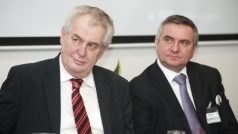 Miloš Zeman (vlevo) v Kunovicích na Uherskohradišťsku na krajské konferenc SPOZ. Vpravo předseda SPOZ Vratislav Mynář