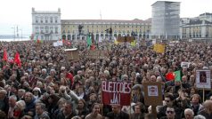 Protesty proti vládním škrtům v Lisabonu v Portugalsku.