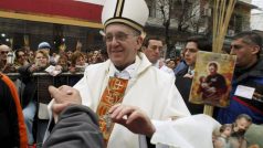 Kardinál Jorge Mario Bergoglio se zdraví s věřícími v Buenos Aires (srpen 2009)