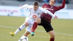 Utkání 20. kola první fotbalové ligy mezi FC Hradec Králové a Sparta Praha, hrané 17. března v Hradci Králové. Zleva Vojtěch Hadaščok z Hradce Králové a Mario Holek ze Sparty Praha.