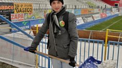 Fanoušek Josef uklízí zasněžený jihlavský stadion.