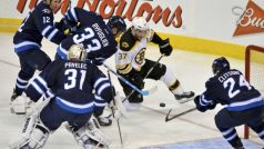 Ondřej Pavelec pokryl v utkání Winnipegu s Bostonem v NHL 27 střel a byl první hvězdou utkání