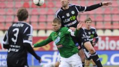 21. kolo první fotbalové ligy 1. FK Příbram - Baumit Jablonec, 30. března v Příbrami. Tomáš Hájovský z Příbrami (vpravo) a Karel Piták z Jablonce.