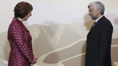 Íránský vyjednavač Saeed Jalili a šéfka mezinárodní delegace Catherine Ashtonová na jednání v kazašské metropoli Almaty