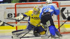 Finále play off hokejové extraligy, 4. zápas HC Škoda Plzeň - PSG Zlín 14. dubna v Plzni. Ondřej Kratěna z Plzně a zlínský brankář Jakub Sedláček.