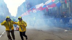 Lidé utíkají z místa exploze na Bostonském maratonu