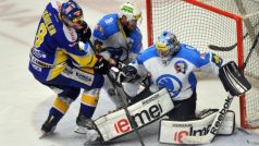 Pátý zápas finále play off hokejové extraligy PSG Zlín - HC Škoda Plzeň 17. dubna ve Zlíně. Bedřich Köhler ze Zlína (vlevo) a brankář Plzně Marek Mazanec.