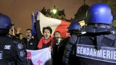 Protesty odpůrců sňatků homosexuálů v Paříži
