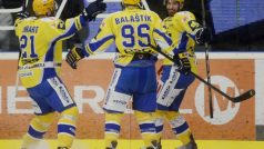Zlínští hokejisté se radují ze vstřeleného gólu během šestého finálového duelu proti Plzni