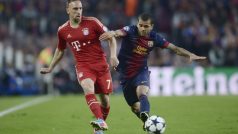 Franck Ribéry z Bayernu (vlevo) a Daniel Alves z Barcelony v souboji v semifinále Ligy mistrů