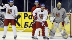 Čeští hokejisté se 2. května ve Stockholmu připravovali na úvodní utkání mistrovství světa s Běloruskem. Na snímku jsou (zleva) Jakub Voráček, Zbyněk Michálek, Jiří Tlustý a brankář Pavel Francouz.