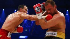 Vladimir Kličko (vlevo) a Francesco Pianeta v souboji, který ukrajinský boxer vyhrál