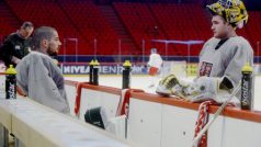 Brankáři Alexander Salák (vlevo) a Pavel Francouz (vpravo) při tréninku 1. května ve Stockholmu.