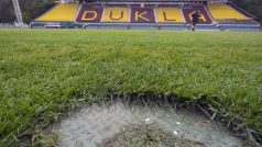 Utkání 27. kola první fotbalové ligy: Dukla Praha - Zbrojovka Brno, které se mělo hrát 10. května v Praze, bylo kvůli trvalému dešti a nezpůsobilému terénu na Julisce odloženo