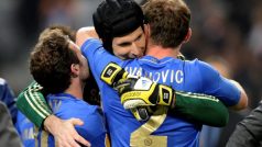 Brankář Petr Čech v objetí se svými spoluhráči Branislavem Ivanovičem a Juanem Matou