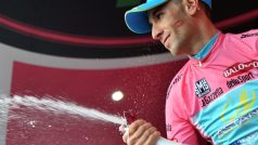 Vincenzo Nibali slaví na stupních vítězů