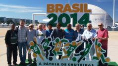 Brazilší a čs. finalisté MS 1962 v hlavním městě Brasilia, druhý zleva předseda KPJM Jiří Hora